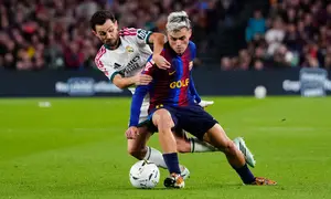 Pemain Barcelona Pedri (kanan) ditempel ketat oleh pemain Real Madrid Bernardo Silva dalam laga El Clasico La Liga antara Barcelona vs Madrid di Barcelona, Spanyol, Minggu, 25 Oktober 2026. (AP Photo/Jose Breton)