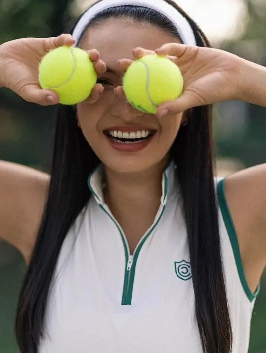 Rambut panjangnya sengaja digerai. Penampilannya pun terlihat semakin memukau