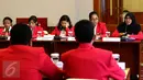 Seorang siswi yang berperan sebagai Kepala Humas sedang memberikan paparan saat rapat kerja di Kemenaker, Jakarta, Selasa (11/10). Kegiatan ‘Sehari Jadi Menteri’ ini dalam rangka merayakan Hari Anak Perempuan Internasional (Liputan6.com/Fery Pradolo)
