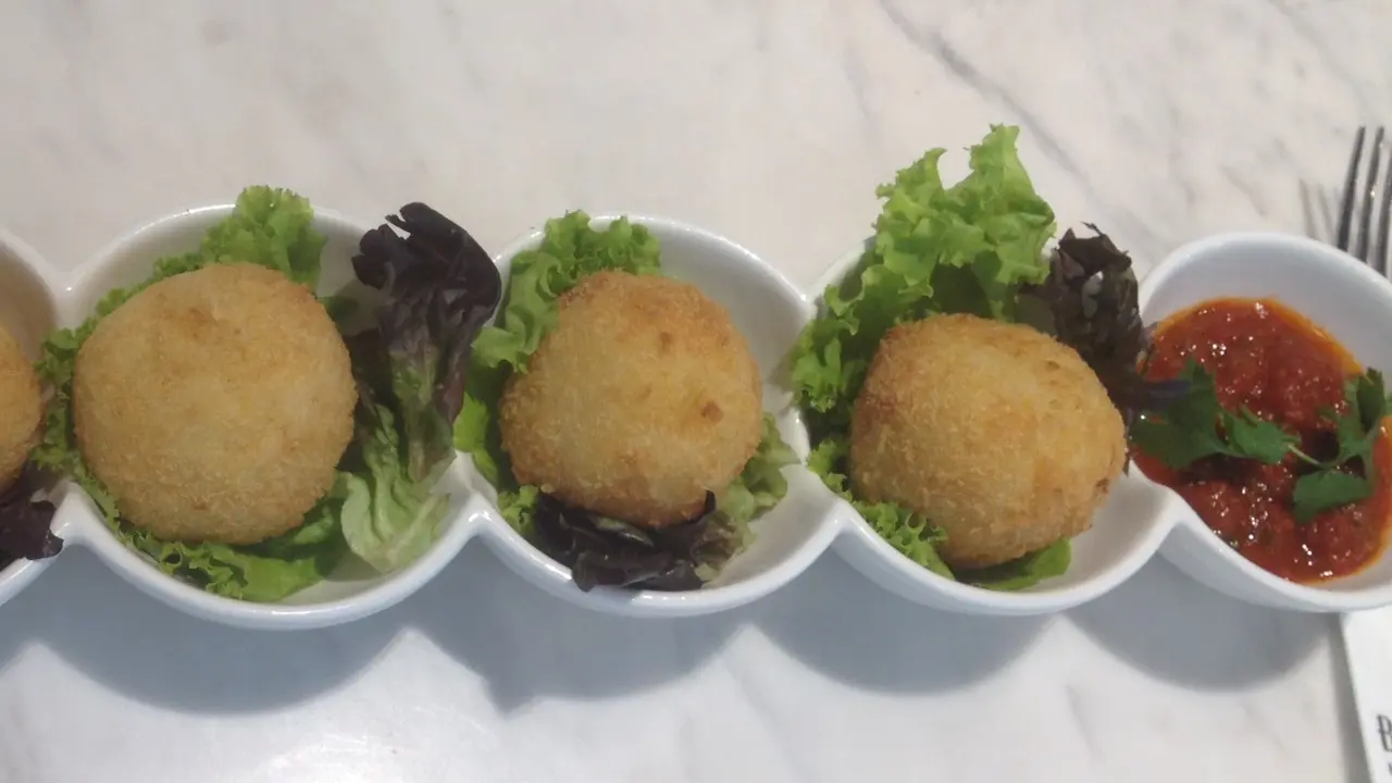 Resep: Bocconcini Balls ala Bakerzin