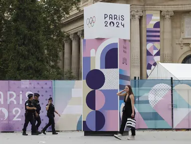 Petugas polisi berpatroli menjelang ajang Paralimpiade 2024 di luar Grand Palais, Paris, Selasa, 20 Agustus 2024. (AP Photo/Aurelien Morissard)