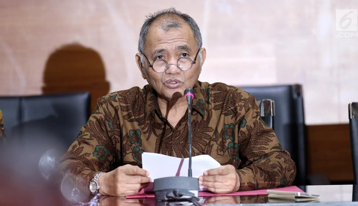 Ketua KPK Agus Rahardjo memberikan keterangan pers terkait kasus dugaan suap Rp 100 Juta pembangunan Purbalingga Islamic Center kepada Bupati Tasdi di Gedung Merah Putih KPK, Kuningan, Jakarta, Selasa (5/6). (Liputan6.com/Herman Zakharia)