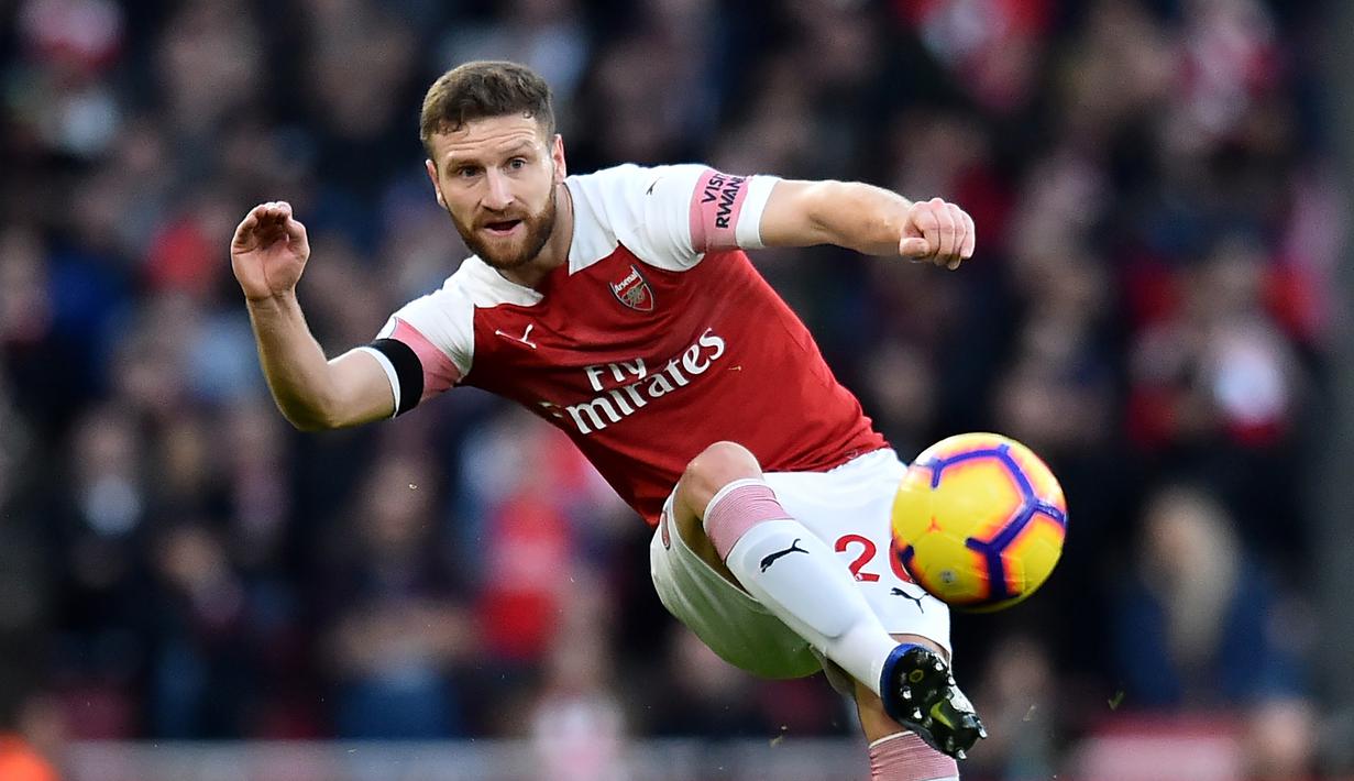 Shkodran Mustafi (41 juta euro) - Shkodran Mustafi menjadi bek Jerman termahal saat dilabuhkan Arsenal pada musim 2016/2017. Arsenal mendatangkan Mustafi dari Valencia dengan harga 41 juta euro. (AFP/Glyn Kirk)