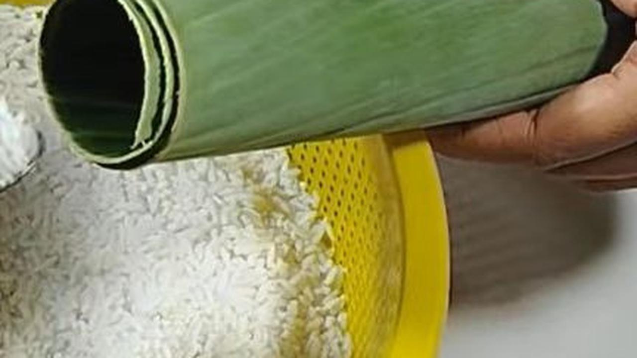 Masukkan Beras ke Daun Pisang