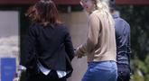 Elizabeth Holmes, pendiri perusahaan rintisan pengujian darah yang gagal, Theranos (tengah) dikawal oleh petugas ke kamp penjara wanita federal di Bryan, Texas, Selasa (30/5/2023). (AP Photo/Michael Wyke)