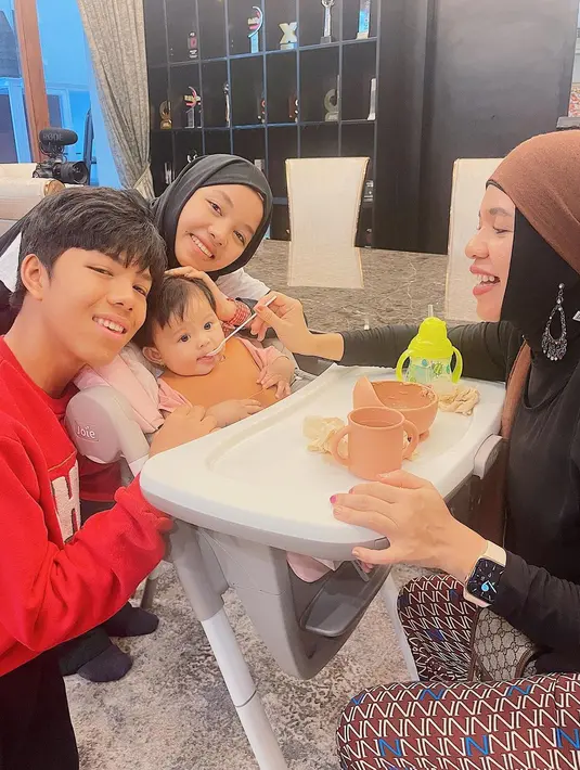 Lenggogeni Faruk dari keluarga Gen Halilintar saat bersama cucunya, Ameena Hanna Nur Atta, putri dari Atta Halilintar dan Aurel Hermansyah. (Instagram @genifaruk)