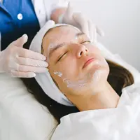 Cara mengurangi wajah yang merah dan bengkak karena facial (foto: Pexels/Anna Shvets)