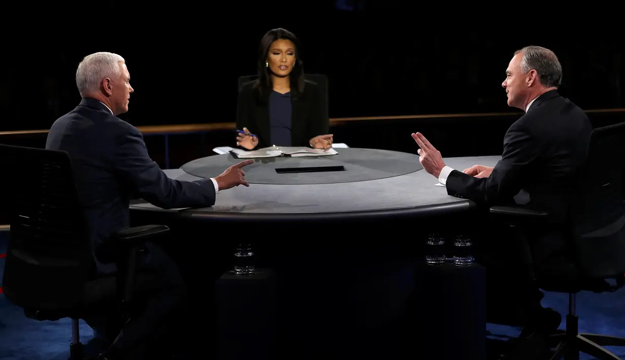 Moderator Elain Quijano menyimak debat calon wakil presiden (cawapres) Amerika Serikat (AS), dari Partai Demokrat Senator Tim Kaine (kanan) dan dari Partai Republik, Mike Pence di Longwood University di Virginia, Selasa (4/10). (REUTERS/Joe Raedle/Pool)