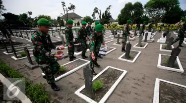 Sejumlah prajurit TNI menaburkan bunga  di Taman Makam Pahlawan Kusumanegara Yogyakarta , (1/3/2016). Ziarah dan tabur bunga di lakukan untuk memperingati Serangan Umum 1 Maret 1949. (Liputan6.com/Boy Harjanto)