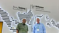 Managing Director of Sales & Operation Liebherr Indonesia—Christian Bombenger (kanan) dan Chief Executive Officer (CEO) of PT Kaltim Prima Coal (KPC)—Ashok Mitra (kiri). (Dok. Liebherr)