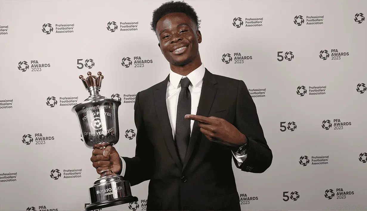 Bukayo Saka yang kini tengah menjalani musim kelima bersama Arsenal setelah dipromosikan dari tim Arsenal U-23 pada awal musim 2019/2020 menjadi pemain terbaru The Gunners yang meraih penghargaan PFA Young Player of the Year. Kontribusi besarnya untuk Arsenal pada musim 2022/2023 lalu membuatnya diganjar penghargaan tersebut. (arsenal.com)