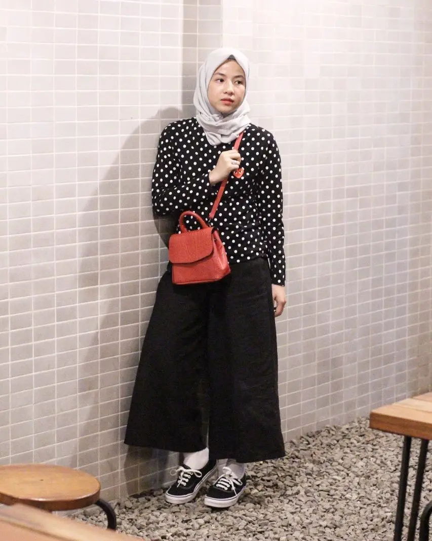 Mix and match hijab untuk busana kerja yang modis. (Image:natasharizkynew/instagram)
