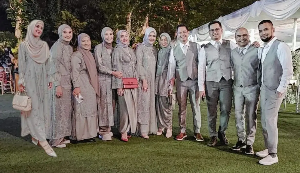 Shireen membuat model seragam bridesmaid simple dengan dress lurus. Dihiasi aksen kerut pada manset. Sementara Wisnu, memadukan seragam groomsmen-nya dengan sneakers putih. [Foto: Instagram @davidchalik]