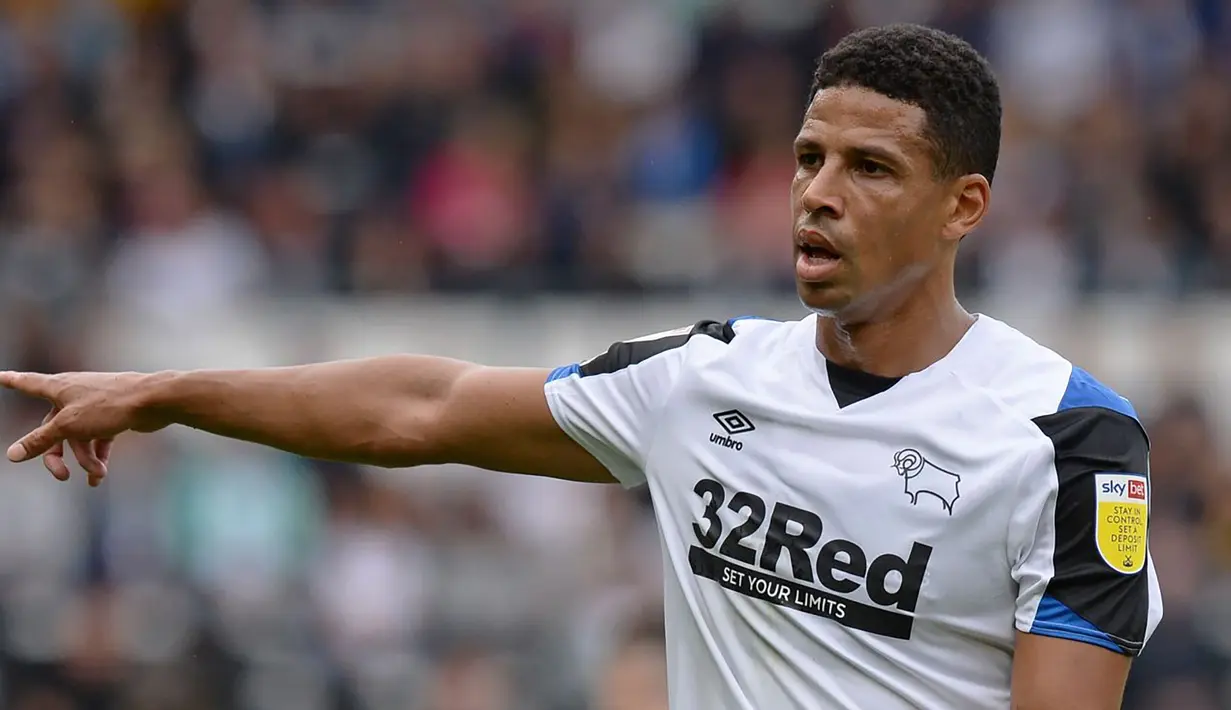 Curtis Davies. Bek tengah Inggris yang kini memasuki musim ke-5 bersama Derby County di Championship ini kini berusia 36 tahun, 11 bulan dan 8 hari. Ia masih lebih tua dari pelatih Derby County saat ini, Wayne Rooney yang saat ini menginjak usia 36 tahun dan 4 bulan. (dcfc.co.uk)