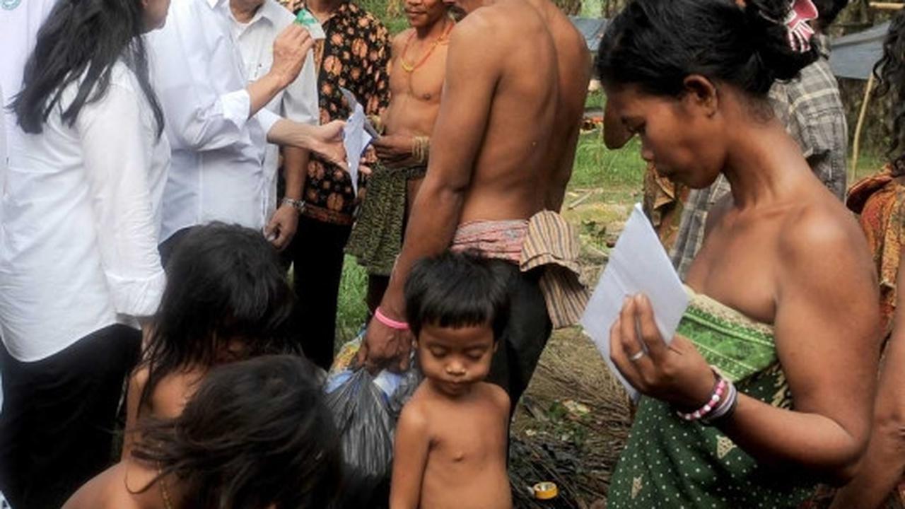 Keakraban Jokowi bertemu Suku Anak Dalam di hutan sawit