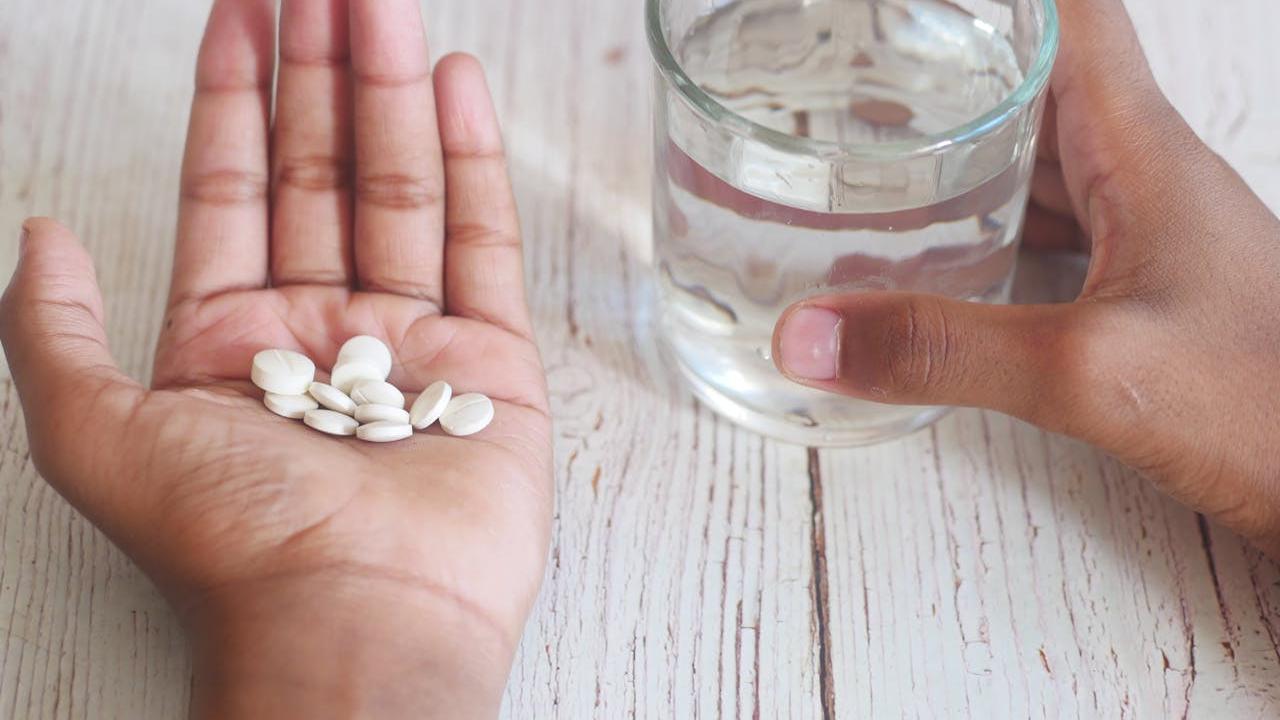 Ilustrasi Mengonsumsi Obat