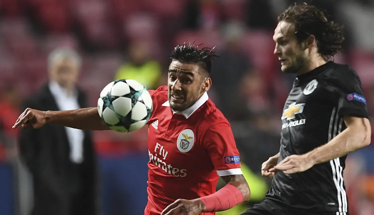 Gelandang Manchester United, Daley Blind, berebut bola dengan gelandang Benfica, Eduardo Salvio, pada laga Liga Champions di Stadion Luz, Kamis (19/10/2017). Manchester United menang 1-0 atas Benfica. (AFP/Fransisco Leong)