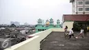 Sejumlah remaja bermain futsal di atas gedung di Pasar Mampang, Jakarta, Rabu (12/7).  Karena kurangnya lahan tempat bermain futsal di jakarta sehingga atas gedung menjadi tempat bermain tanpa menghiraukan keselamatan. (Liputan6.com/Faizal Fanani)