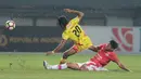 Pemain Persija Jakarta, Vava Yagalo (kanan) menhalau bola dari kaki pemain Bhayangkara FC, Ilham Udin pada lanjutan Liga 1 2017 di Stadion Patriot Bekasi, Sabtu (12/11/2017). Bhayangkara kalah dari Persija 1-2. (Bola.com/Nicklas Hanoatubun)