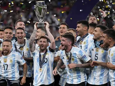 Pemain Argentina Lionel Messi memegang trofi saat dia merayakan dengan rekan satu timnya setelah memenangkan pertandingan sepak bola Finalissima antara Italia dan Argentina di Stadion Wembley, London, Inggris, 1 Juni 2022. Argentina menang 3-0. (AP Photo/Matt Dunham)
