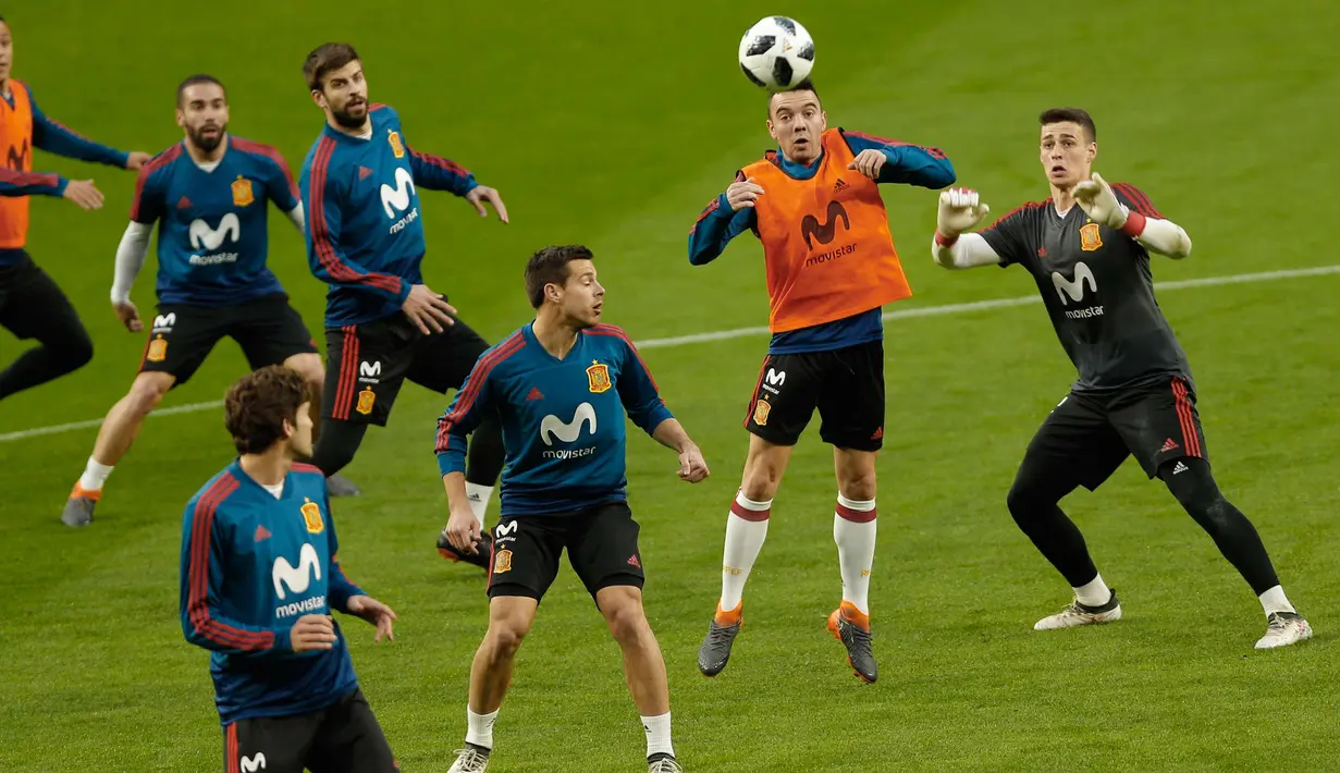 Pemain Spanyol saat mengikuti sesi latihan di stadion Wanda Metropolitano di Madrid, (26/3). Spanyol akan memainkan pertandingan sepak bola persahabatan internasional melawan Argentina pada Rabu (28/3) dini hari. (AP Photo / Francisco Seco)