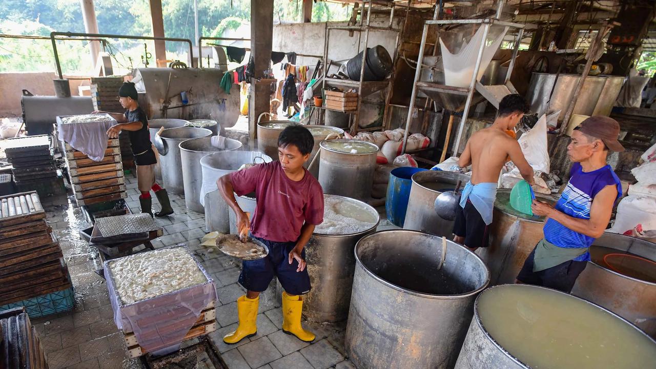 FOTO: Harga Kedelai Impor Naik Produsen Tahu di Depok Kurangi Ukuran Produk