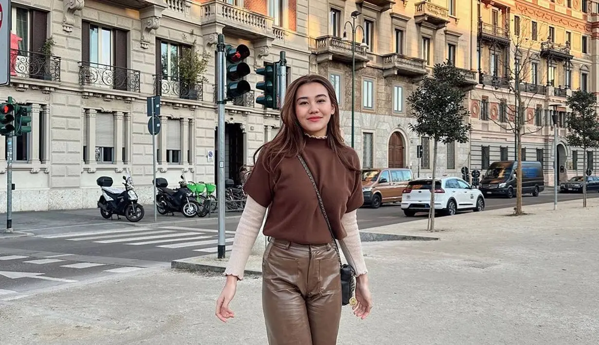 Seru jalan-jalan di Kota Milan, Italia, Aaliyah Massaid banyak abadikan momen di tempat-tempat dengan latar belakang yang keren. Pada momen tersebut, gaya Aaliyah ini banyak diunggah dalam media sosial Instagramnya dan menuai banyak sorotan netizen. (Liputan6.com/IG/@aaliyah.massaid)