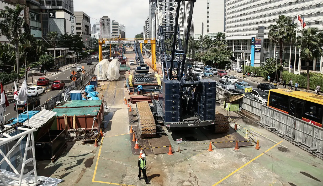 Tampak tak ada aktifitas pembangunan Stasiun Mass Rapid Transit (MRT) Jakarta di Kawasan Bundaran Hotel Indonesia, Jakarta Pusat, Kamis (31/12). Pengerjaan proyek MRT sengaja diberhentikan sementara waktu. (Liputan6.com/Faizal Fanani)