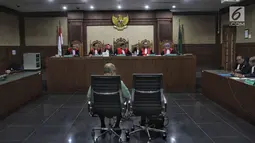 Mantan hakim Mahkamah Konstitusi (MK) Patrialis Akbar menjalani sidang perdana di Tipikor, Jakarta, Selasa (13/6). Sidang perdana tersebut beragendakan pembacaan dakwaan. (Liputan6.com/Helmi Afandi)