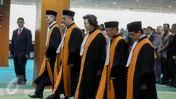 Enam Hakim Agung baru saat mengikuti pelantikan yang dipimpin Ketua Mahkamah Agung (MA) Muhammad Hatta Ali di Gedung sekretariat MA, Jakarta, Rabu (5/8/2015).  (Liputan6.com/Faizal Fanani)