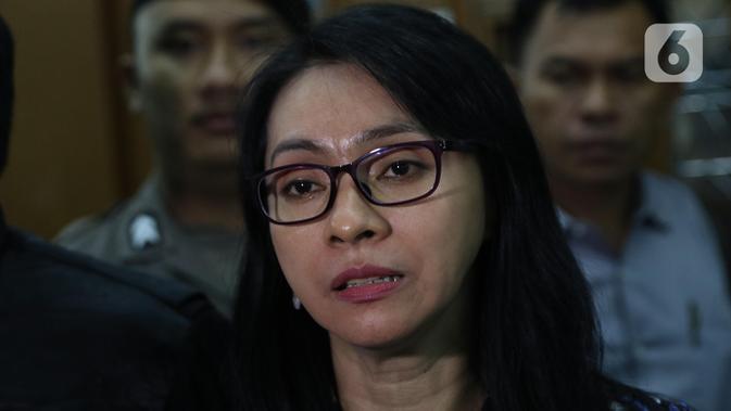 Terdakwa dugaan suap revitalisasi dua pasar di Kabupaten Kepulauan Talaud TA 2019, Sri Wahyumi Maria Manalip usai menjalani sidang tuntutan di Pengadilan Tipikor, Jakarta, Senin (18/11/2019). Mantan Bupati Kepulauan Talaud itu dituntut hukuman tujuh tahun penjara. (Liputan6.com/Helmi Fithriansyah)
