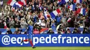 Pemain Prancis, Antoine Griezmann merayakan golnya ke gawang Belarusia pada kualifikasi Piala Dunia 2018 grup A di Stade de France stadium, Saint-Denis (10/10/2017). Prancis menang 2-1. (AP/Christophe Ena)