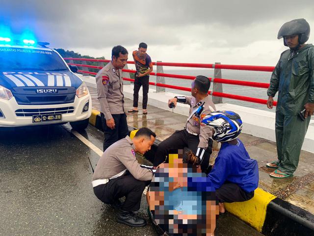 Polisi Jayapura Selamatkan Perempuan Muda Hendak Bunuh Diri di jembatan Youtefa di Kota Jayapura.  (Foto: Humas Polresta Jayapura Kota)