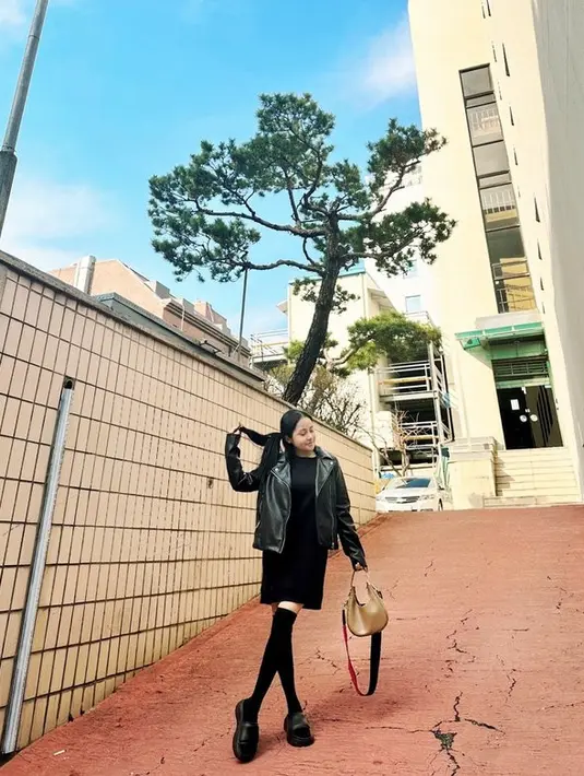 <p>Walaupun usianya sudah 38 tahun, akan tetapi Mawar tetap terlihat awet muda. Bahkan ia terlihat seperti ABG yang masih berusia 20 tahun-an. [Foto: instagram.com/mysamawar]</p>