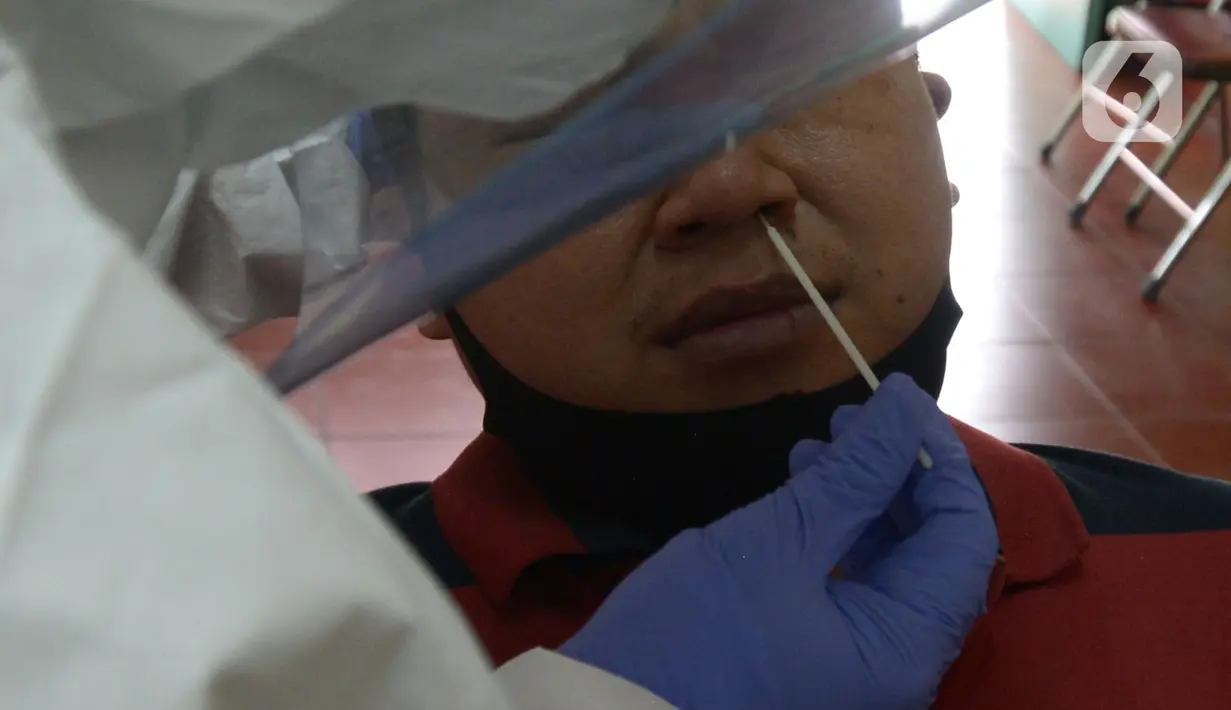 Tim medis Puskesmas Kecamatan Pulogadung melakukan swab tes (usap tes) pedagang pasar Burung Cipinang Kebembem, Jakarta, Jumat (19/6/2020). Sebanyak 82 orang yang mengikuti pemeriksaan swab tes dilakukan untuk memutus rantai penularan virus Corona (COVID-19). (merdeka.com/Imam Buhori)