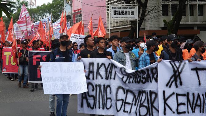 <p>Ribuan buruh-mahasiswa di Sumsel menggelar aksi demo kenaikan BBM di Kota Palembang Sumsel (Liputan6.com / Nefri Inge)</p>