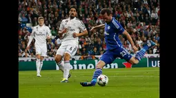 Bek Schalke 04, Christian Fuchs (kanan) berusaha menendang bola di leg kedua 16 besar Liga Champions di Stadion Santiago Bernabeu, Madrid, Spanyol, (10/3/2015). Schalke 04 Menang 4-3 atas Real Madrid. (Reuters/Juan Medina)