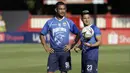 Pemain Persib Bandung, Omid Nazari dan Kim Kurniawan, mendengarkan arahan pelatih saat mengikuti latihan di Stadion PTIK, Jakarta, Selasa (22/10). Hadapi Bhayangkara, Persib jajal lapangan PTIK. (Bola.com/Yoppy Renato)