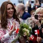 Duchess of Cambridge, Kate Middleton menyapa warga yang menyambutnya di Jack Poole Plaza, Kanada, Minggu (25/9). Kate Middleton tampil cantik dalam balutan busana di atas lutut bernuansa merah dan putih. (REUTERS/Chris Wattie)