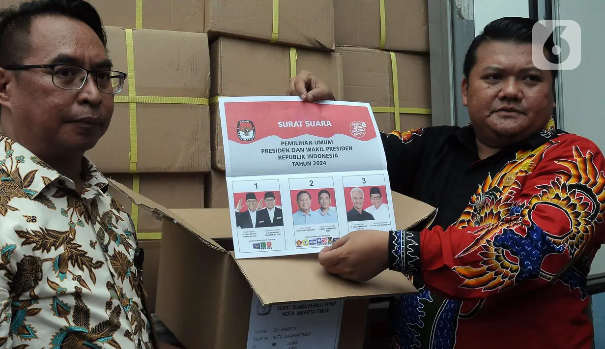 Ketua Komisi Pemilihan Umum (KPU) Jakarta Timur Tedi Setiawan (kanan) bersama Ketua Badan Pengawas Pemilihan Umum (Bawaslu) Jakarta Timur Willem Johanes menunjukkan surat suara Pemilu 2024 untuk calon presiden dan calon wakil presiden yang tiba di Gudang Logistik Kawasan Industri Pulogadung, Jakarta, Minggu (7/1/2024). (merdeka.com/Imam Buhori)