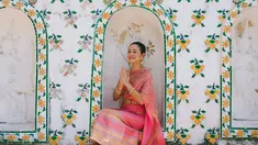 Dalam foto-foto yang dibagikan di media sosial, Andien tampak mengenakan chut thai, busana tradisional Thailand yang dikenal dengan keindahan dan keanggunannya. Busana ini terdiri dari kain sutra yang indah dengan detail bordir yang rumit dan warna-warna yang memanjakan mata. Andien memilih mengenakan chut thai dengan potongan yang modern namun tetap mempertahankan unsur-unsur tradisionalnya, membuat penampilannya terlihat elegan dan berkelas. (Liputan6.com/IG/@andienaisyah)