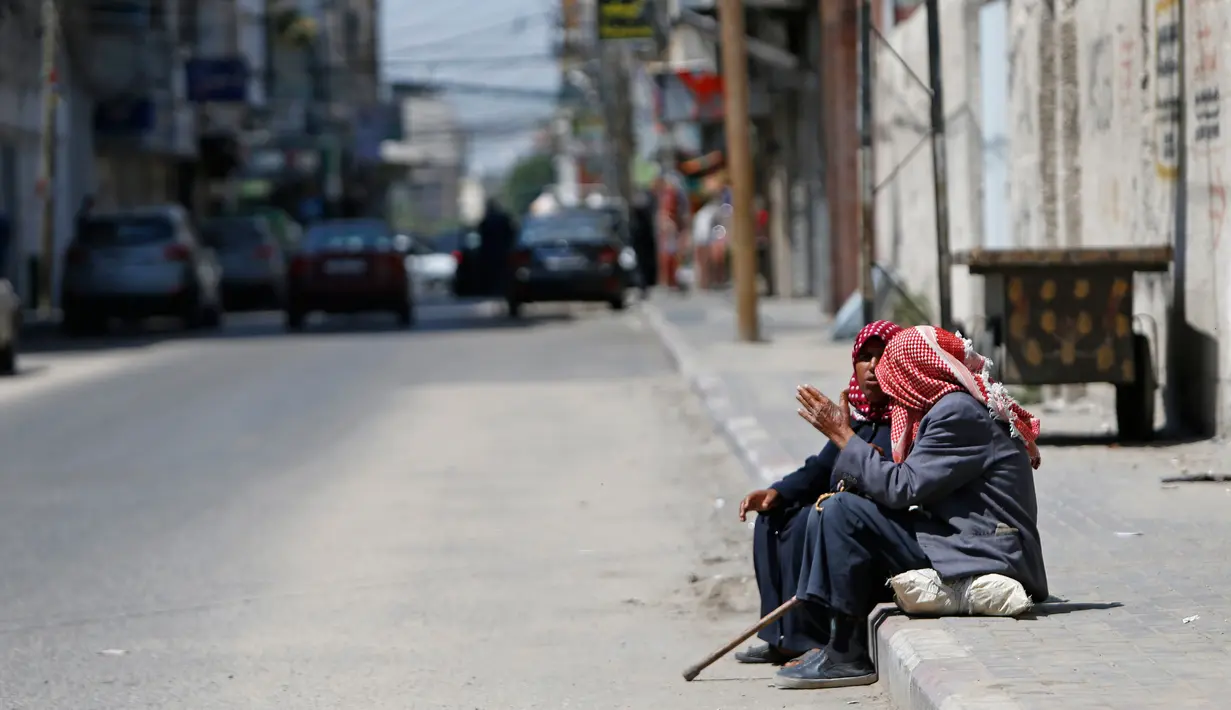 Warga duduk-duduk saat Hari Nakba di kamp pengungsian Al-Shati, Jalur Gaza, Palestina, Rabu (15/5/2019). Rakyat Palestina memperingati Hari Nakba di mana mereka eksodus dari tempat kelahirannya. (MOHAMMED ABED/AFP)