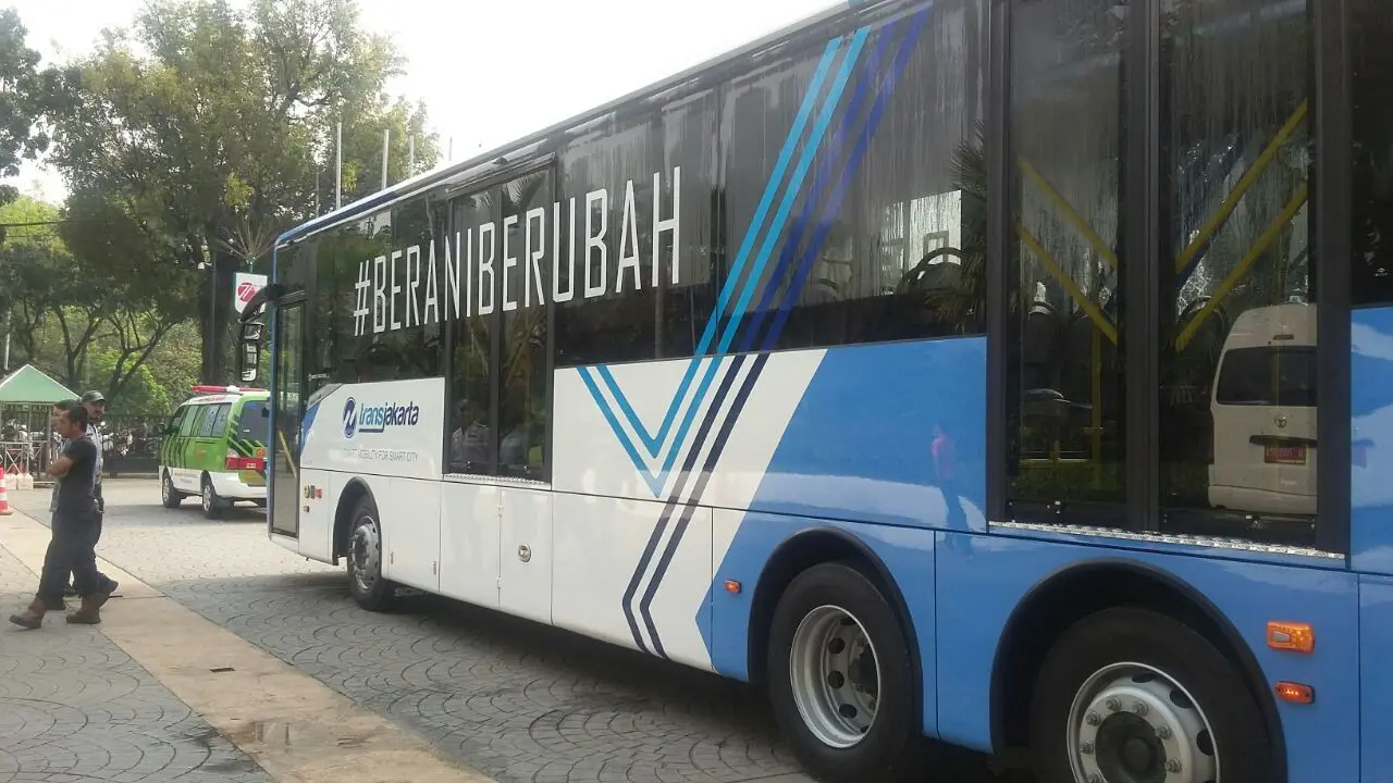 Ahok menaiki bus Transjakarta