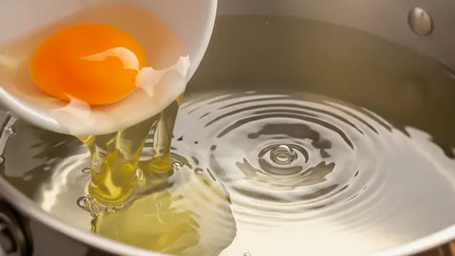 Cara Membuat Poached Egg yang Meleleh dan Lezat ala Restoran