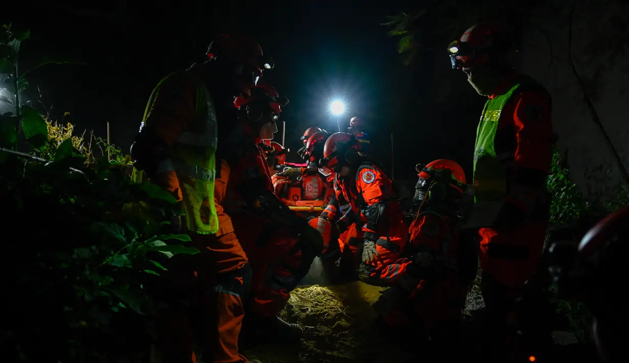 Anggota pemadam kebakaran sukarela berpartisipasi dalam latihan gempa di Guatemala City pada 2 Februari 2023. Kegiatan ini dilakukan jelang peringatan gempa tahun 1976 yang menewaskan 23.000 orang. (AFP/Johan Ordonez)