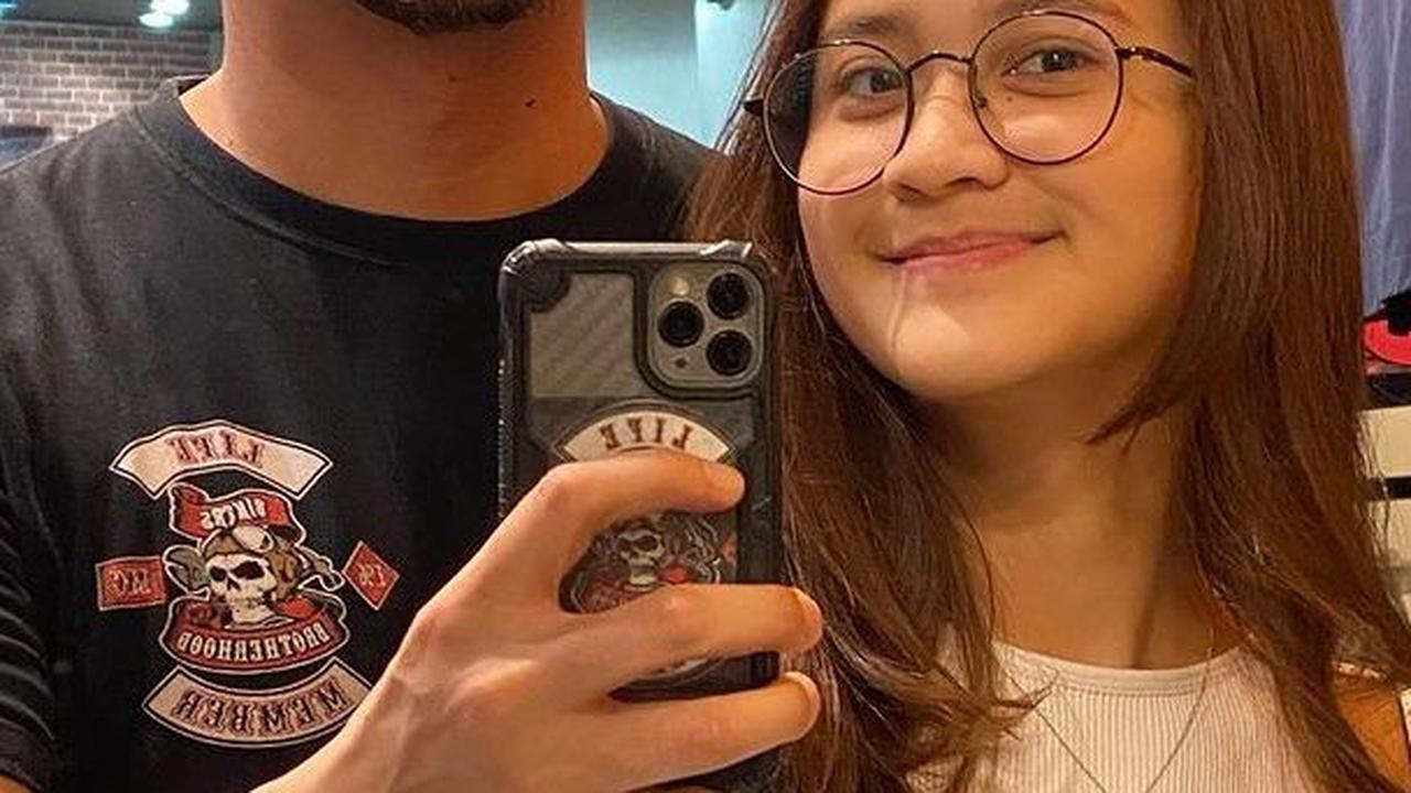Meski begitu dekat, hubungan mereka pernah menjadi bahan hujatan di media sosial, terutama ketika Ferry Maryadi memangku putrinya di dalam mobil.<br>