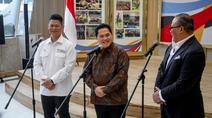 Menpora RI, Erick Thohir, Ketua Komite Olimpiade Indonesia (KOI), Raja Sapta Oktohari, dan Duta Besar Indonesia untuk Malaysia, Mohammad Iman Hascarya Kusumo memberikan keterangan setelah melakukan pertemuan membahas SEA Games 2027 di Kantor Kemenpora RI, Senayan, Jakarta Pusat, Jumat (20/02/2026). (Bola.com/Nur Iman Ali)