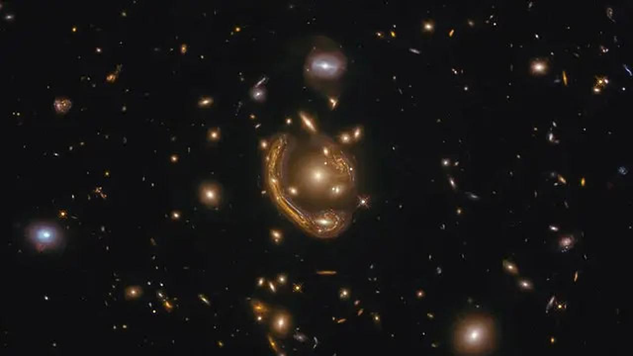 Teleskop Luar Angkasa Tangkap Penampakan Cincin Einstein, Terpantau Sedang Mengelilingi Pusat Galaksi