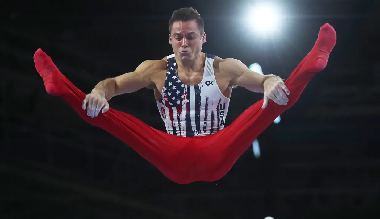 Pesenam AS,  Samuel Mikulak beraksi pada final nomor senam palang bertingkat putra Kejuaraan Dunia Senam di Stuttgart, Jerman, Rabu (9/9/2019). Ini untuk ketiga kalinya Stuttgart menjadi tuan rumah bagi ajang yang digelar mulai 4 Oktober sampai 13 Oktober mendatang. (AP/Matthias Schrader)