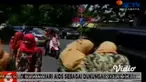 Puluhan dokter rumah sakit dan para medis di Kabupaten Sidoarjo membubuhkan cap lima jari dan bagikan bunga kepada pengendara yang melintas di Jalan Raden Fatah Sidoarjo. Aksi mereka untuk memperingati hari AIDS sedunia, 1 Desember.